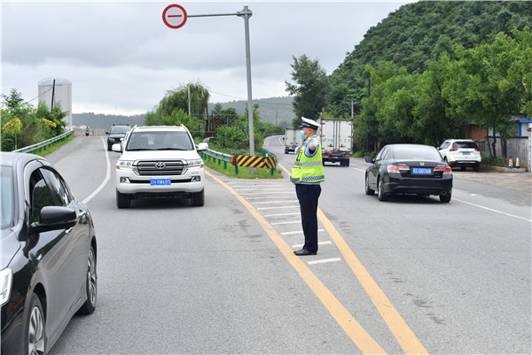 遼寧岫岩公安推進“三警一體化” 打通交通管理“神經末梢”_fororder_哈達碑派出所副所長程世良在指揮交通 攝影：沉濤