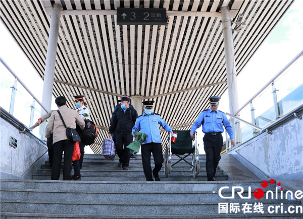 口罩遮不住微笑服務 沈鐵客運乘務員用眼神傳遞溫暖