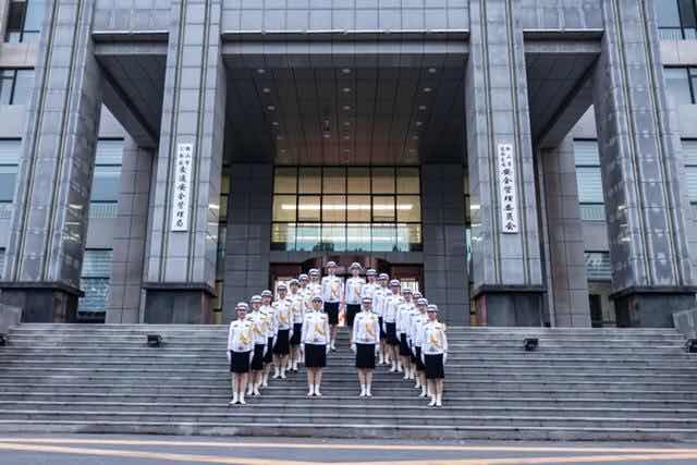 鞍山交通增添靚麗新“名片” 交警女子勤務大隊正式上崗