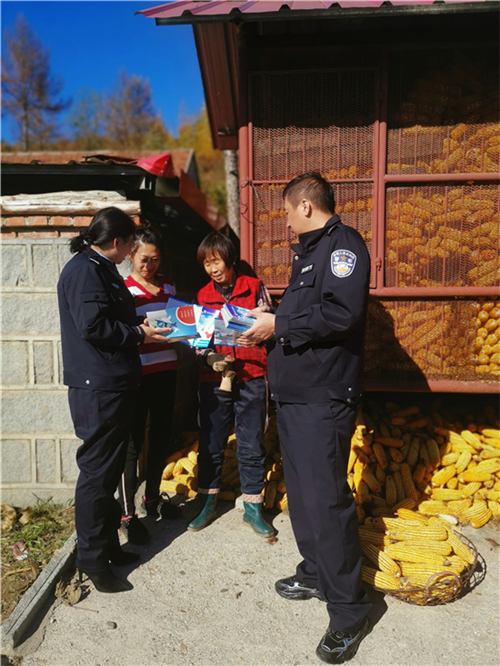 遼寧岫岩公安民警深入農村宣傳禁毒知識