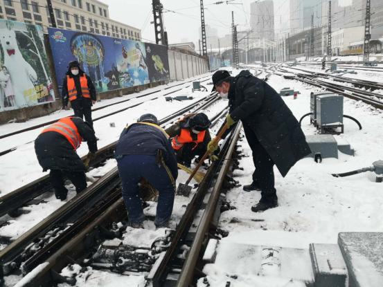 [風雪中 你最美]“沈鐵”全力迎戰降雪寒潮天氣 確保運輸暢通和旅客出行安全（視頻）