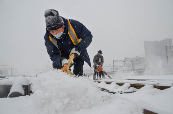 [風雪中 你最美]“沈鐵”全力迎戰降雪寒潮天氣 確保運輸暢通和旅客出行安全（視頻）