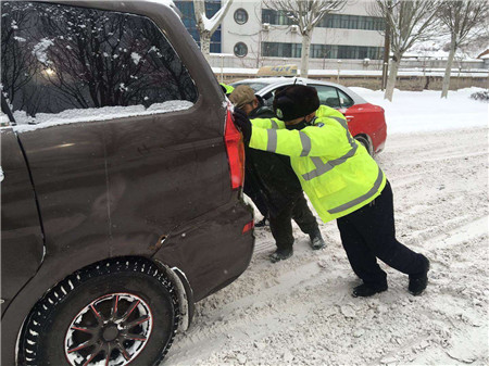 溪湖交警迎戰暴風雪冰雪路上化身“推車哥”