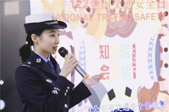 遼寧鞍山警花進高校 全程飆英語為留學生講交法