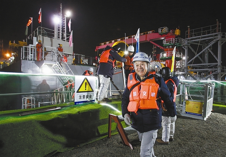 大連灣海底隧道首節沉管與北岸暗埋段精準“牽手”