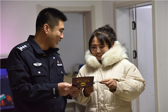 （已修改）【B】為孤女辦身份證 民警成了貼心“娘家人”