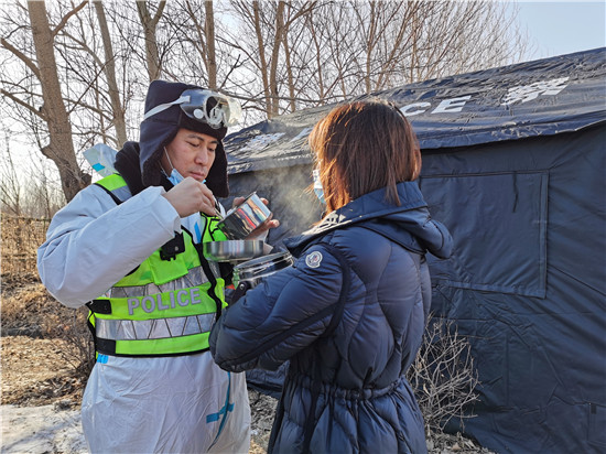 （已修改）【B】警察節 瀋陽警嫂為執行聯防聯控任務的丈夫和戰友送餃子