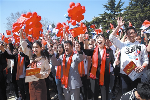 大連理工大學建校70年 師生千人快閃為母校慶生