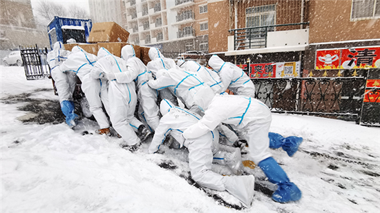 （已過審）【B】風雪中的“移動雕像”：大連抗疫志願者十余天卸運物資十余噸