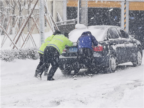 （已修改）【B】大連民警不畏辛勞 雪中堅守崗位