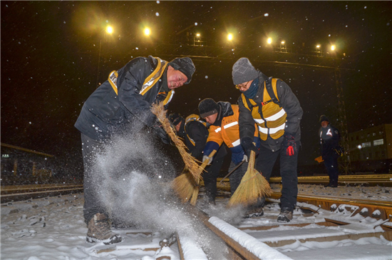 (已修改）【B】沈鐵職工萬里鐵道線上演繹“雪”染的風采