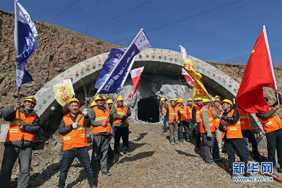 朝淩客專黑石溝隧道貫通