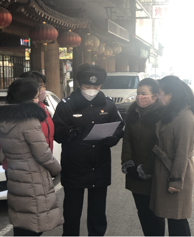 “抗擊疫情 警徽在閃耀”|精通2門外語 瀋陽女警“線下+線上”指導外國人科學防疫