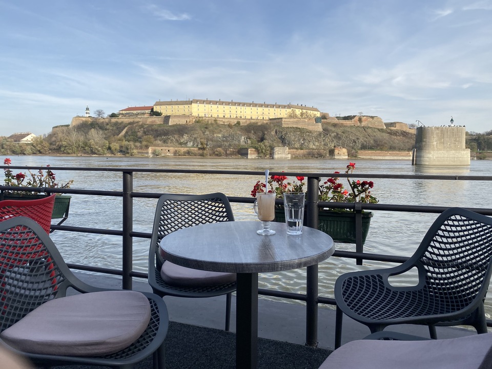 The afternoon tea on the river Dunube, Serbia_fororder_塞爾維亞多瑙河邊的下午茶.JPG