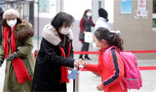 （已修改）（教育專題）【B】瀋陽市南京一校：開學首日 學子喜收“禮”簽