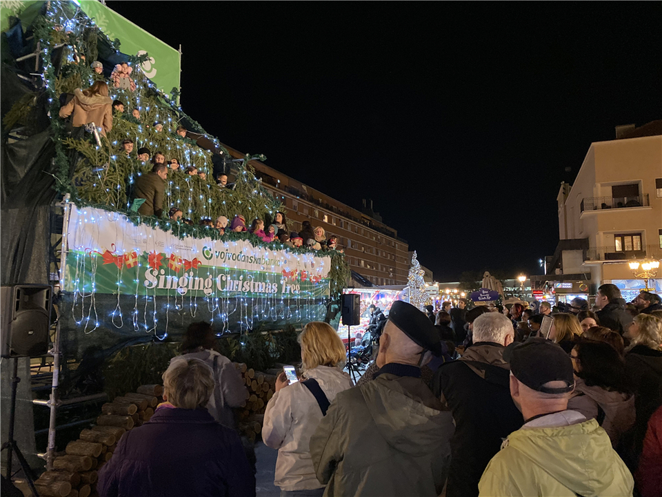 The people celebrating Christmas at Serbia Square_fororder_塞爾維亞廣場上期盼聖誕節的小朋友們