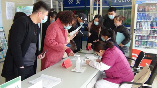 （加急）鞍山市傳染病醫院舉辦“3.18愛肝日”大型公益活動_fororder_鞍山市傳染病醫院的專家從多個角度向參加活動的群眾免費提供諮詢服務 供圖：鞍山市傳染病醫院