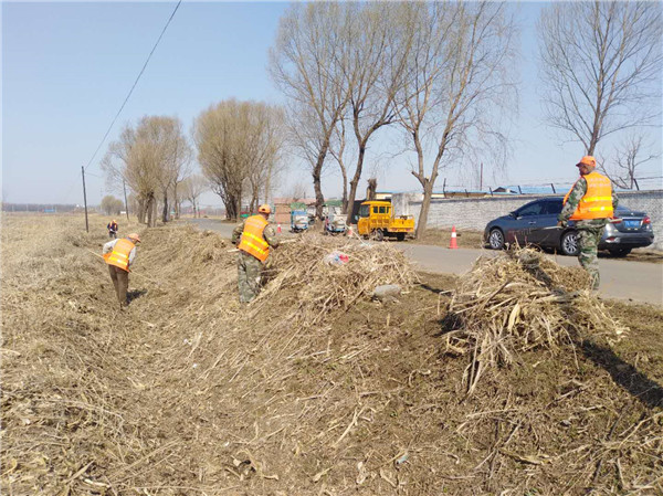 瀋陽沈北新區清理農村公路垃圾3500立方米