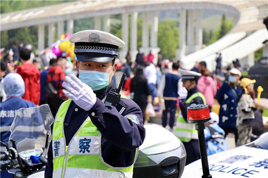 出動警力10100人次，鞍山市公安局圓滿完成“五一”假期安保工作_fororder_做好車輛清理、人群疏導、秩序維護等工作 供圖：鞍山公安