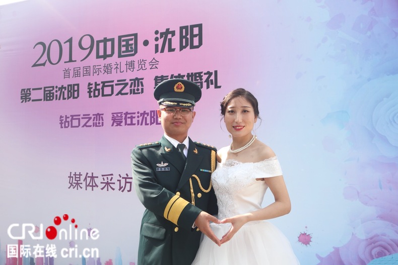 走進瀋陽“鑽石之戀”集體婚禮 聆聽軍人夫婦背後的故事