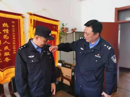 鞍山再現“托舉哥” 鐵東公安民警高空托舉八旬老太1小時_fororder_圖片11