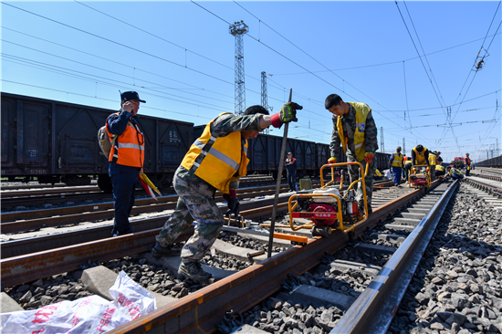 中國鐵路瀋陽局啟動京哈鐵路集中修施工作業_fororder_圖片3