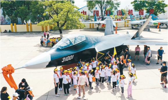 “我愛祖國的藍天”第五屆航空科普夏令營舉行_fororder_飛機