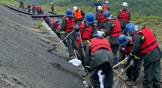 撫順萊河礦業高度重視安全生産工作 全力做好非煤礦山生産安全_fororder_公司組織職工開展尾礦庫防汛演練_gaitubao_550x300