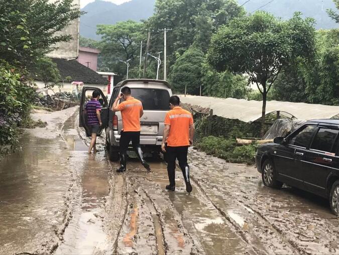 暴雨“西”襲，平安橙始終在這裡……