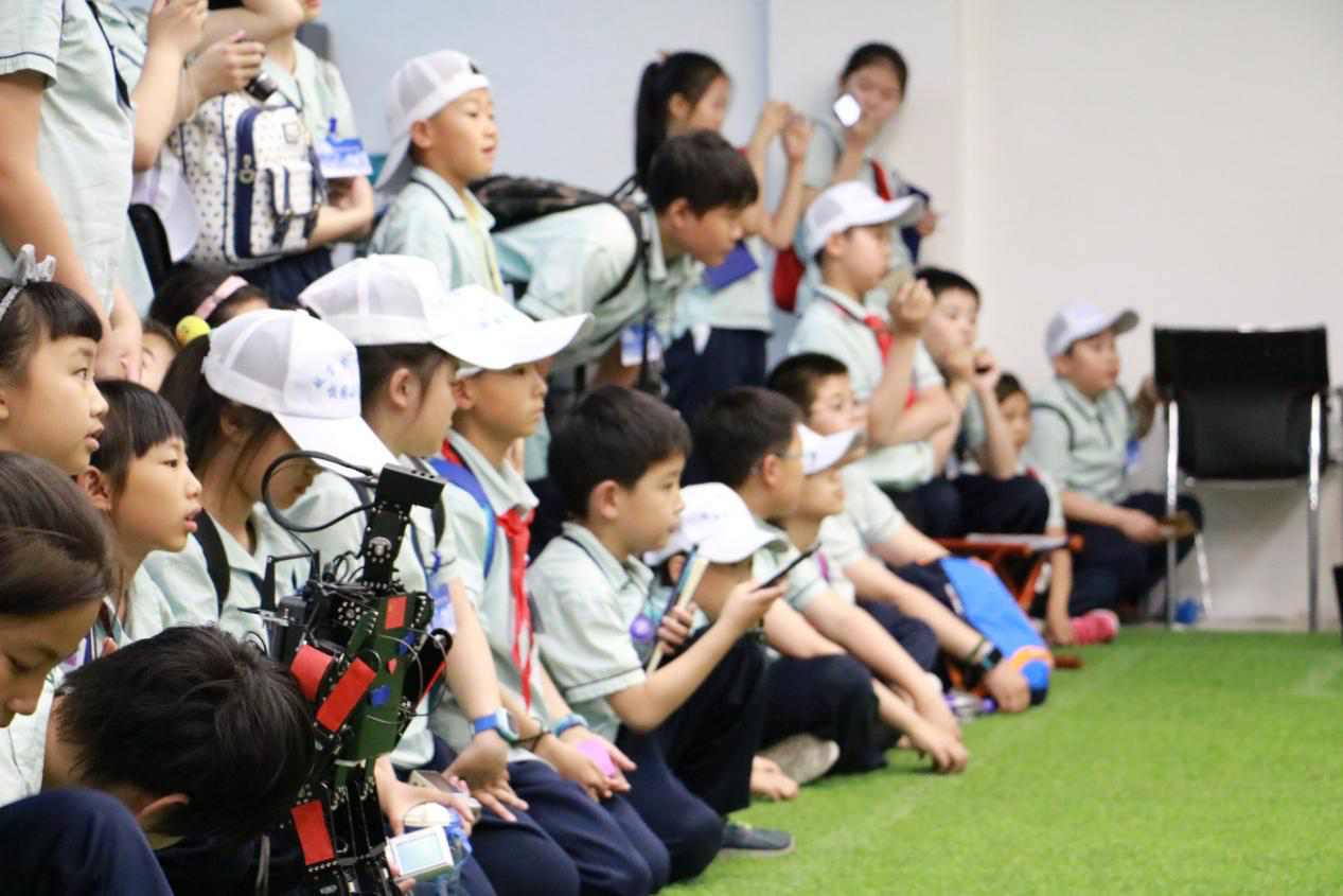 瀋陽市航空實驗小學校園小記者走出校園去研學