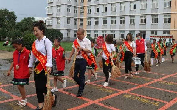 小手拉大手 共創文明城 瀋陽市遼中區“創城”走進大街小巷_fororder_圖片1