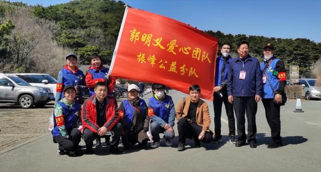 鞍山五百餘名志願者在千山服務