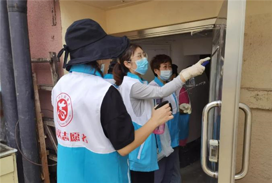 營口市站前區組建54支“機關創城突擊隊” 助力打好創城“攻堅戰”_fororder_“機關創城突擊隊”隊員們清理小招貼