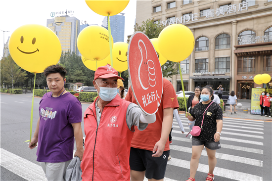 紅馬甲黃氣球現身街頭 瀋陽開展禮讓斑馬線文明示範活動_fororder_圖片2