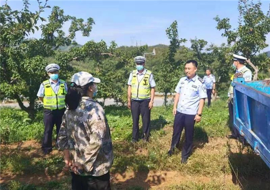 海城交警走進田間地頭“嘮”安全助秋收_fororder_圖片1