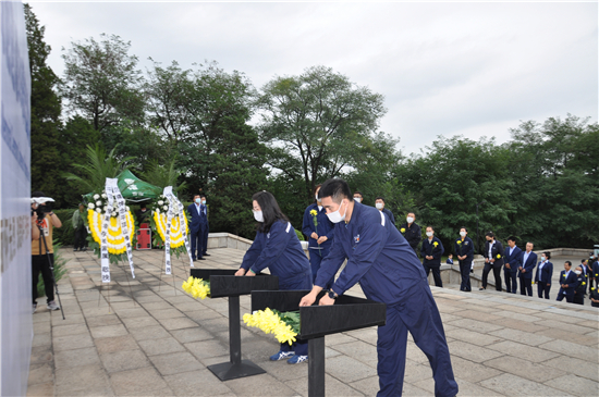 撫順“方大高新”參加平頂山同胞遇難89週年公祭活動_fororder_方大高新職工代表敬獻鮮花。劉宏穎 攝