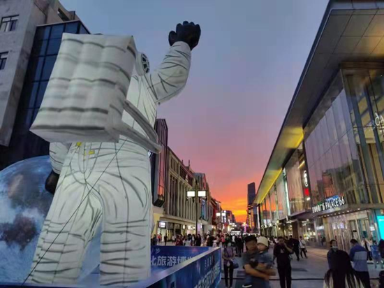 瀋陽中街變身“浪漫太空” 邀市民一起“月球漫步”_fororder_圖片9_副本