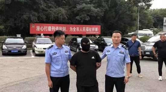 幾代刑警接力追兇 鞍山一潛藏26載命案嫌疑人落網_fororder_潛逃26年的逃犯楊某（中）被抓捕歸案 供圖：鞍山市公安局_副本