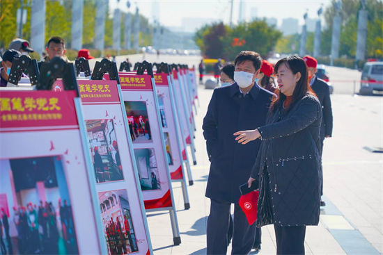 “跟著畫筆學黨史”全國群文美術寫生創作活動在瀋陽啟動_fororder_圖片2