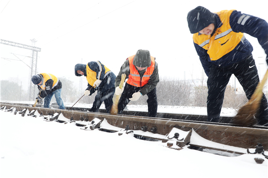 寒潮來襲 瀋陽鐵路部門全力除冰融雪保暢通_fororder_工作人員進行道岔除雪工作 供圖中國鐵路瀋陽局集團有限公司