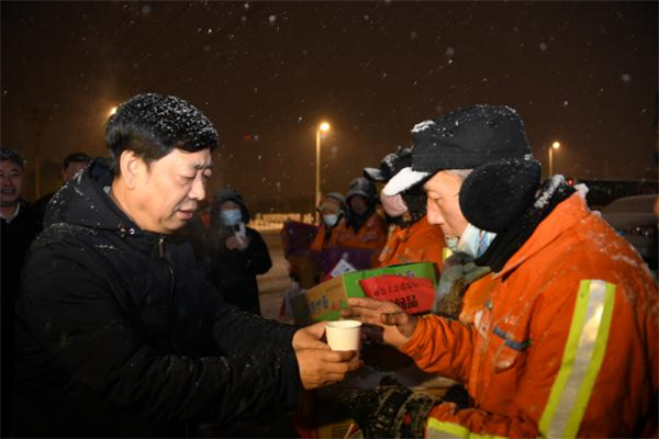 迎戰風雪 瀋陽市總工會緊急拔付500萬元為一線環衛職工執勤交警送溫暖_fororder_圖片 9