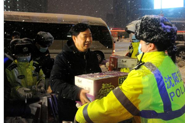 迎戰風雪 瀋陽市總工會緊急拔付500萬元為一線環衛職工執勤交警送溫暖_fororder_圖片 13