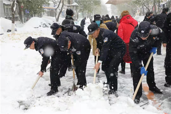 等圖）鏖戰暴風雪 鞍山公安全力護衛民安_fororder_為市民掃出步行街 供圖：鞍山市公安局