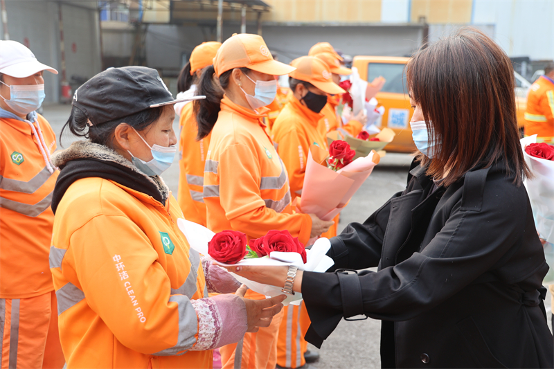 瀋陽市第31個環衛工人節 遼中區六間房鎮送上玫瑰致敬“城市美容師”_fororder_5P0A0329