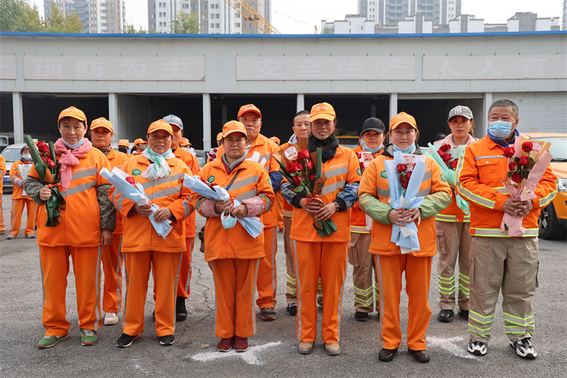 瀋陽市第31個環衛工人節 遼中區六間房鎮送上玫瑰致敬“城市美容師”_fororder_5P0A0337