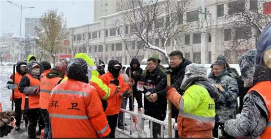 等圖）鞍山市高新區：除雪“先民生後生産” 保障居民出行順暢_fororder_熱茶溫暖除雪人