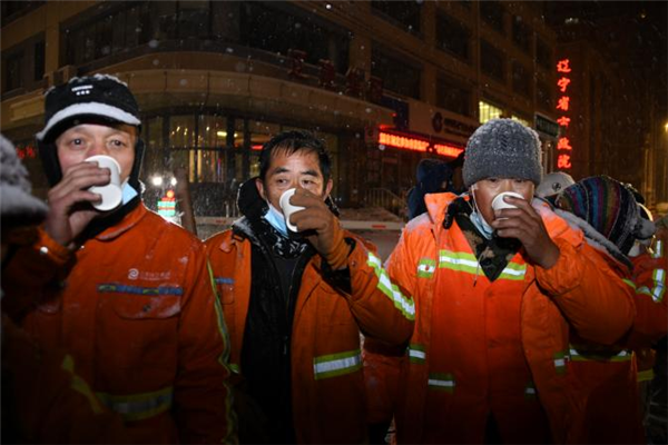 迎戰風雪 瀋陽市總工會緊急拔付500萬元為一線環衛職工執勤交警送溫暖_fororder_圖片 10