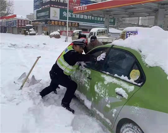 等圖）鏖戰暴風雪 鞍山公安全力護衛民安_fororder_計程車陷臥雪中 供圖：鞍山市公安局