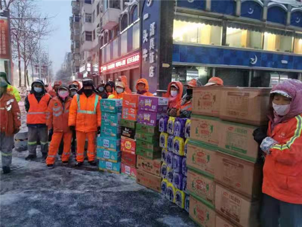 迎戰風雪 瀋陽市總工會緊急拔付500萬元為一線環衛職工執勤交警送溫暖_fororder_圖片1