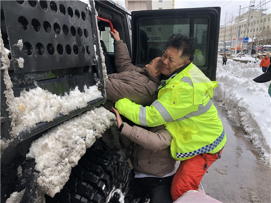 等圖）鞍山藍天救援隊  暴雪中的救援_fororder_藍天救援隊隊員將患者抬上救援車  供圖 藍天救援隊